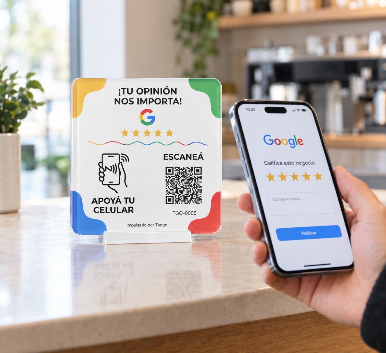 Cliente dejando una reseña de 5 estrellas en Google tras apoyar el celular sobre la placa Taggo
